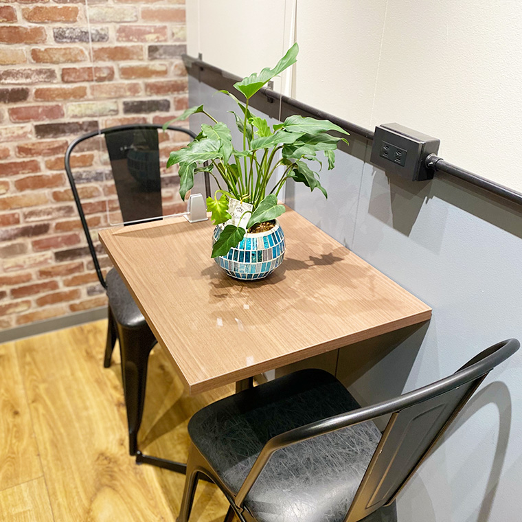 オフィス内の受付カウンターやデスクへ花鉢や観葉植物を提供します